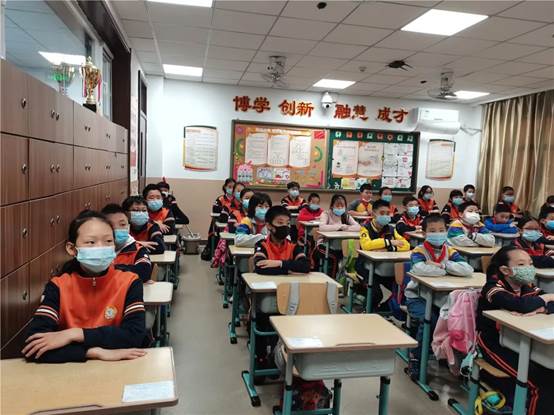 人们在房间里
中度可信度描述已自动生成